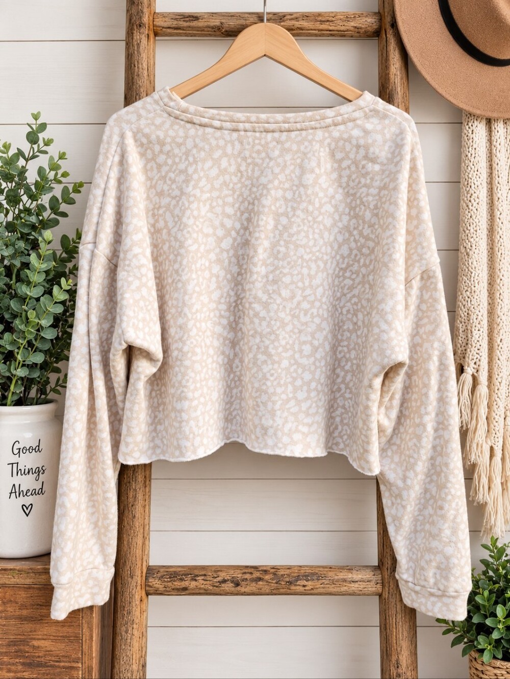 Colsie Cream Leopard Cropped Sweatshirt